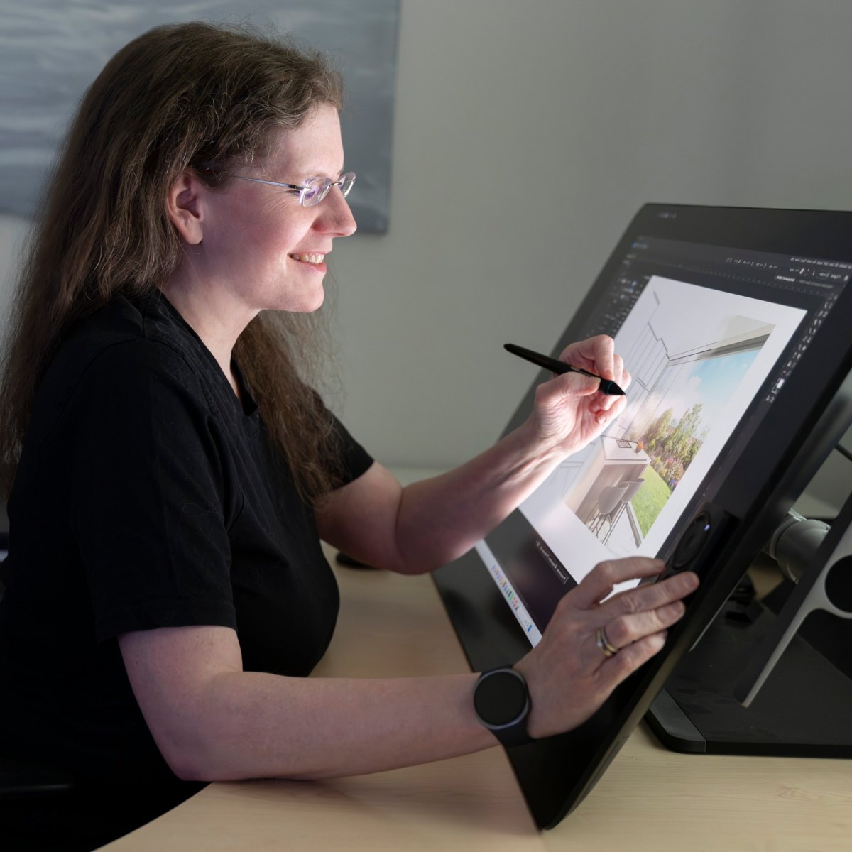 Petra Peres bei der Arbeit am Grafiktablett